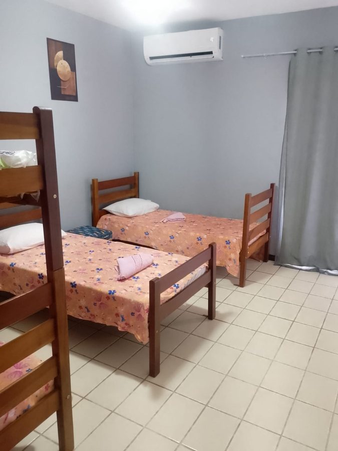 Quarto com beliche e cama de solteiro, com ar-condicionado